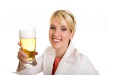 Mujeres que beben alcohol