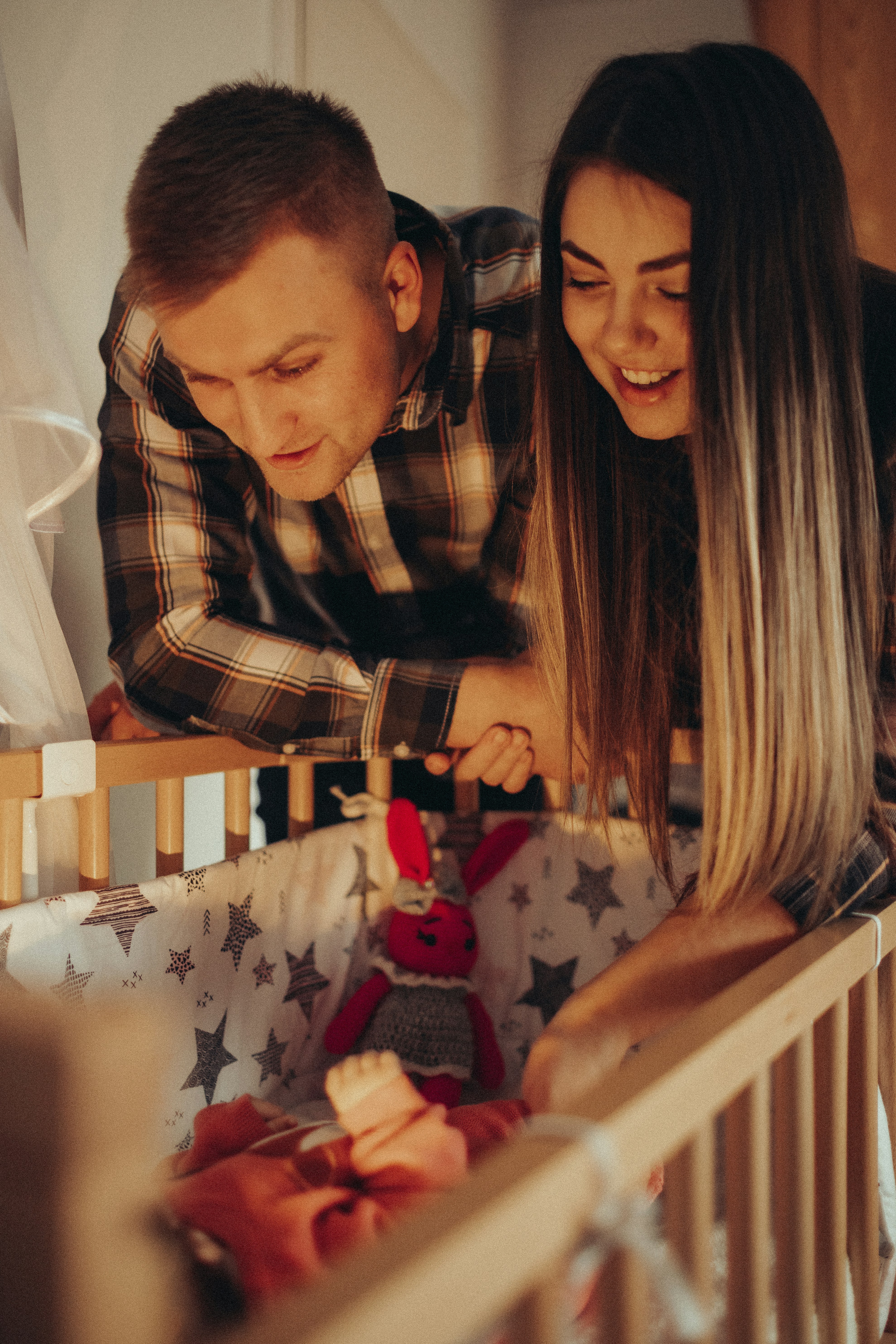 Hombre y mujer decorando un hogar juntos