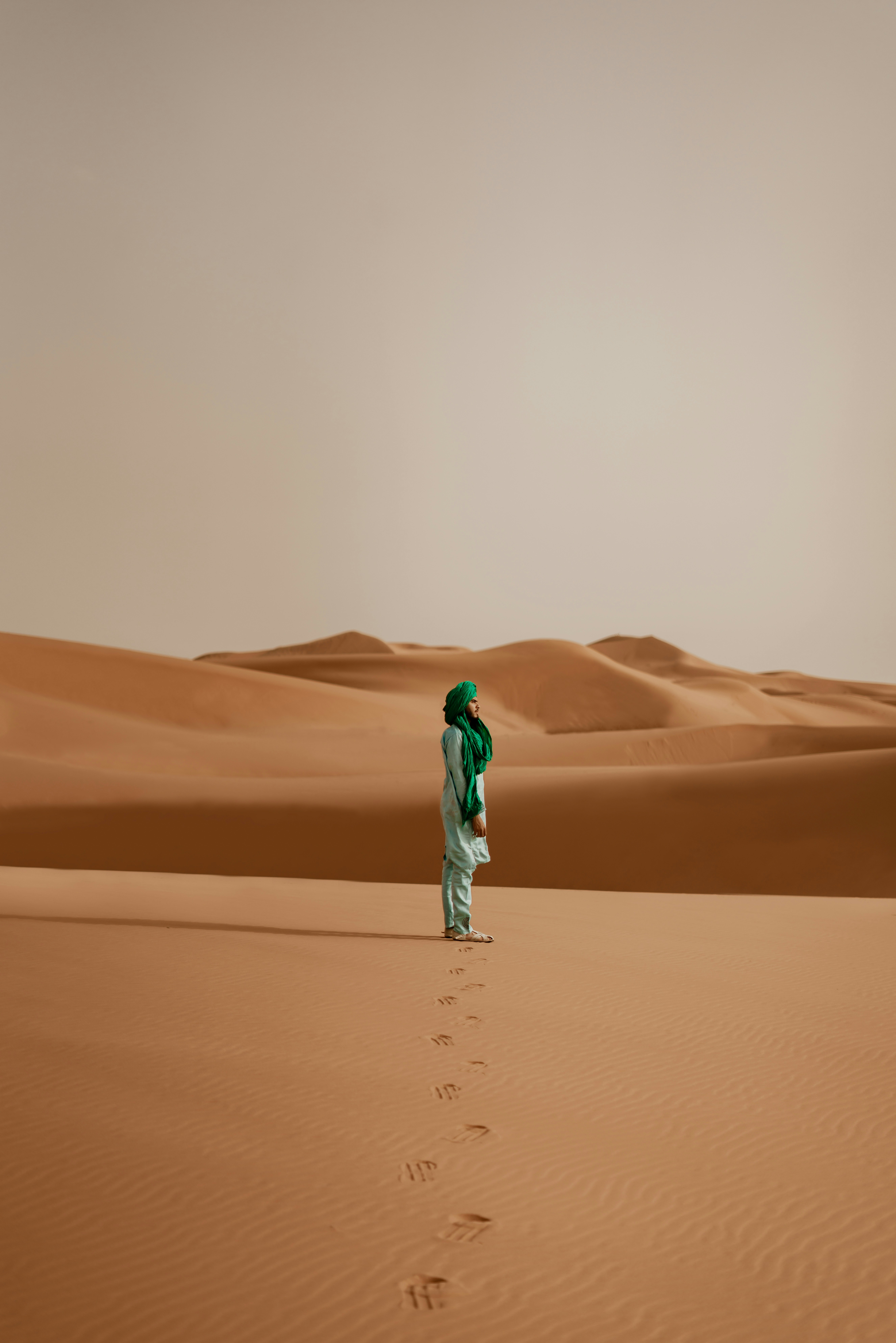 Hombre Libra enfrentando un dilema